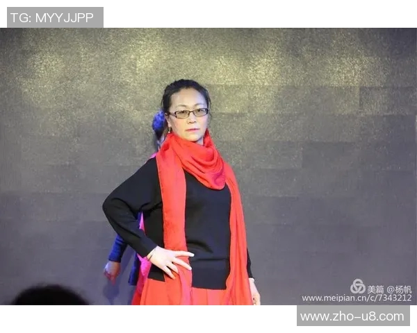 足球明星妻子华丽走秀瞬间高清展示尽显优雅风采与时尚魅力